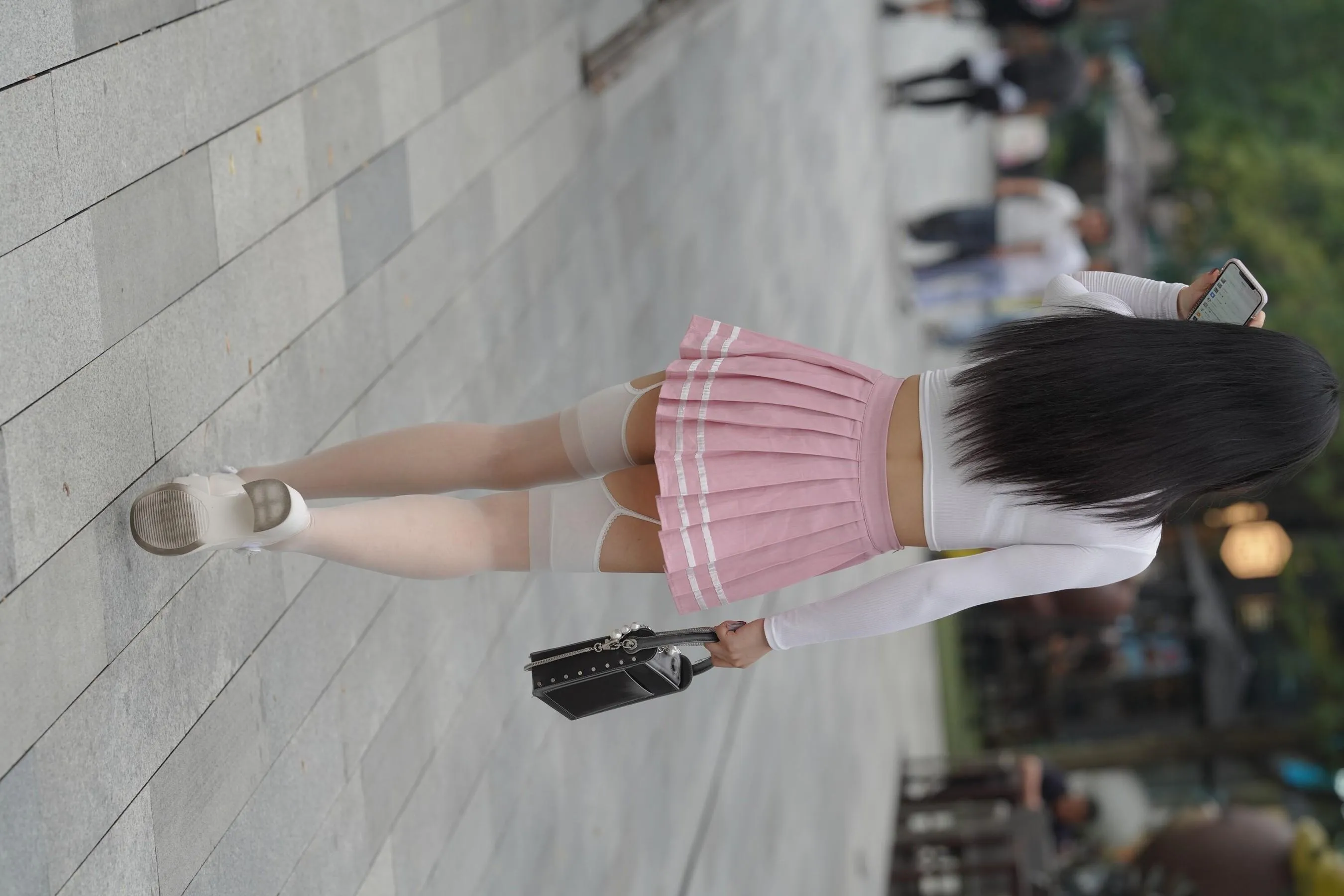 魔镜街拍 NO.161 街拍白丝吊带袜美女 [109P]插图6